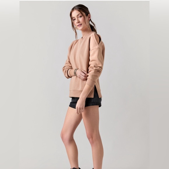 (47)New Francesca’s Sara Cold Shoulder Oversized Sweatshirt - Picture 3 of 6